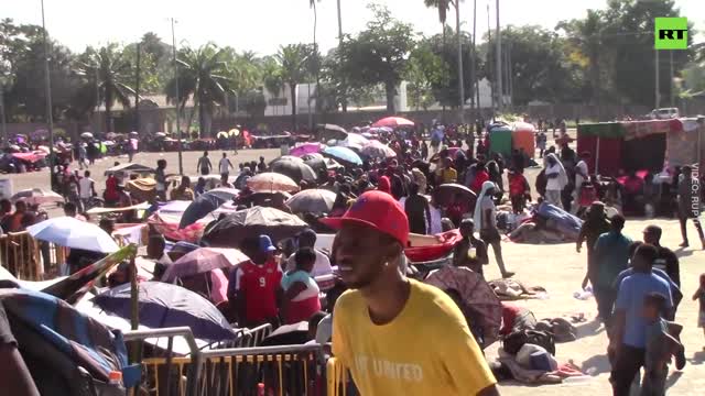 Migrants remain stranded EN MASSE in Mexican city