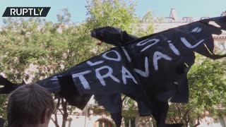 Hundreds protest against poor working conditions in Paris