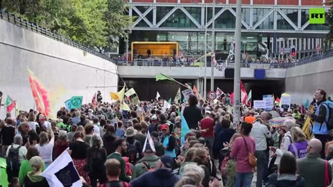 Extinction Rebellion blocks highway in The Hague over fossil fuel subsidies