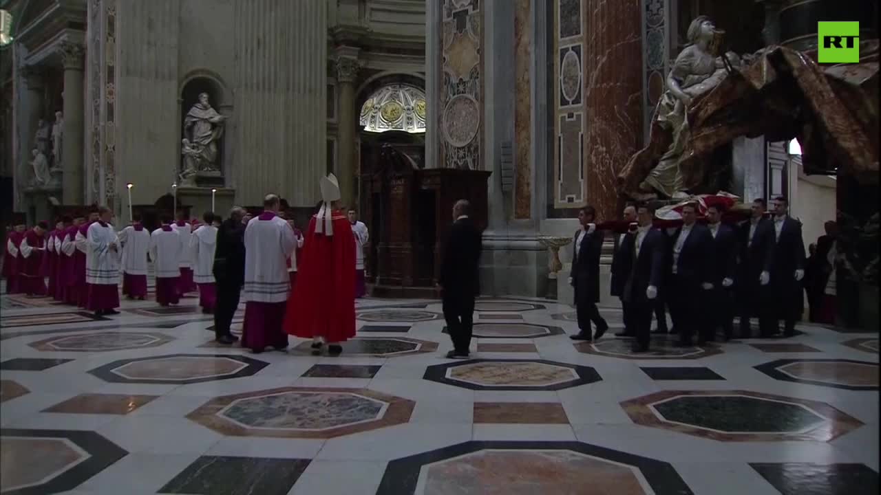 Mourners pay last respects to Pope Benedict XVI