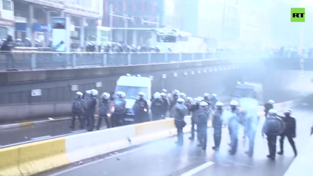 Anti-COVID measure protesters DOUSED by water cannons in Brussels