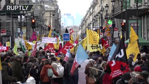 'A roof is a right' | Hundreds of Parisians decry poor housing conditions for migrants & homeless