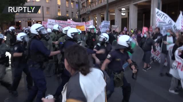 Clashes erupt with Greek police over teacher evaluation law