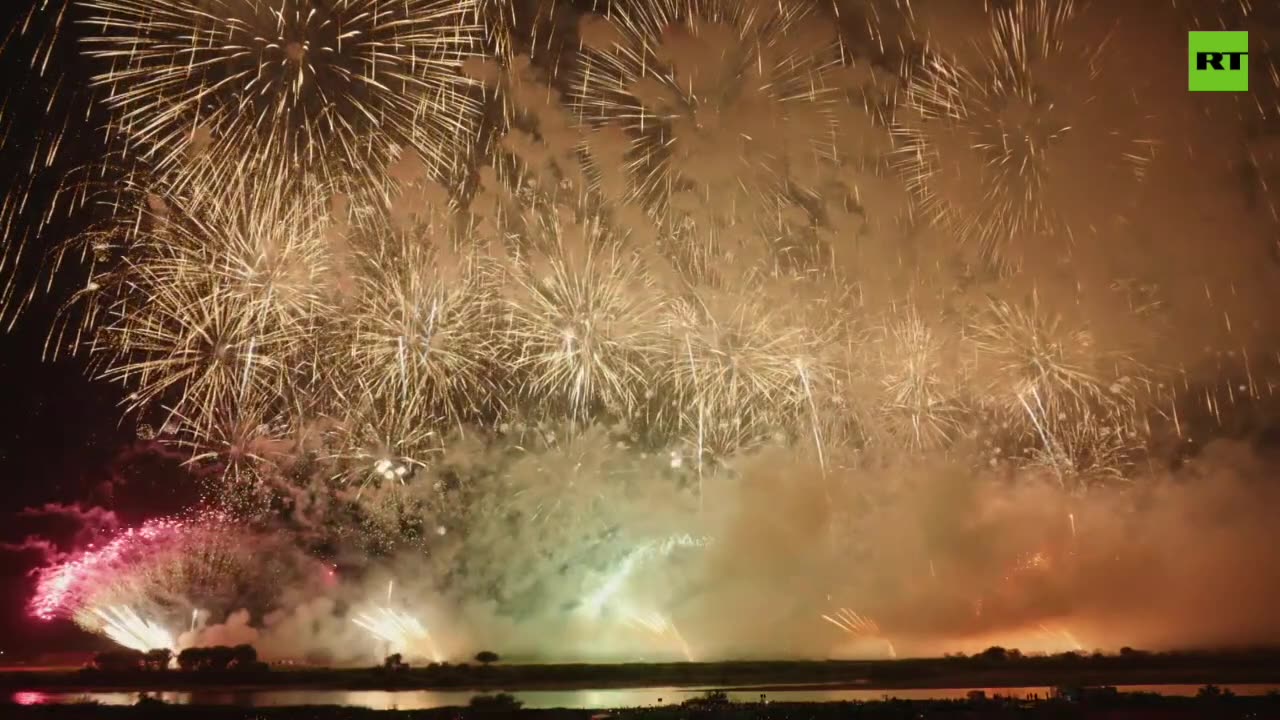 Japanese sky lights up with 30,000 fireworks