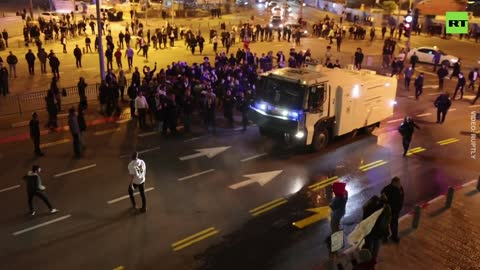 Jerusalem's right-wing demo met with WATER CANNONS, brutal arrests made