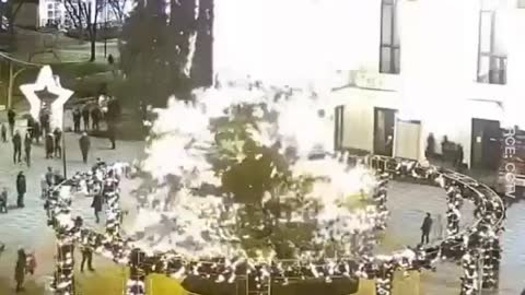 New Year spirit = GONE | Christmas tree couldn't withstand strong winds in Ukraine's Mariupol