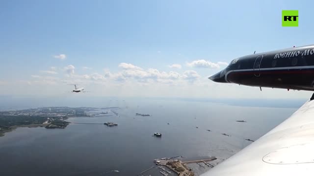 Russian warships & nuclear submarines on show in St. Petersburg Navy Day parade