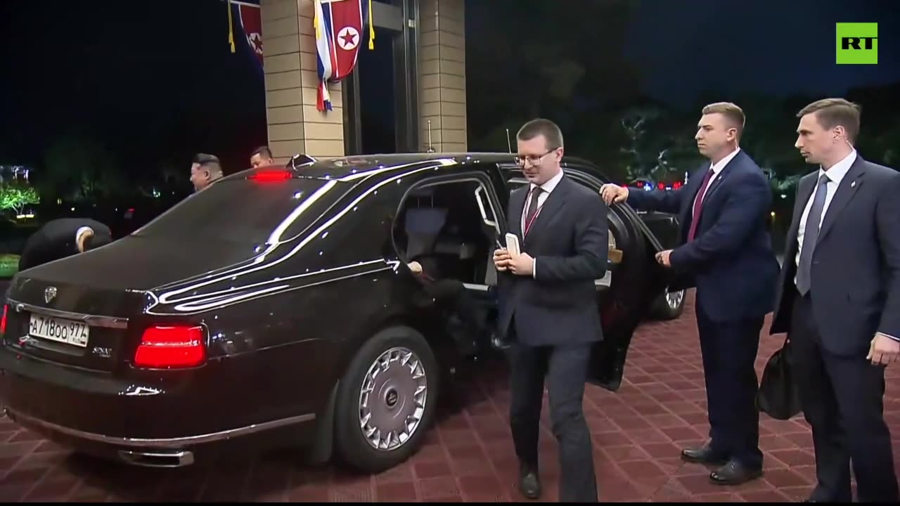 Kim Jong-un personally greets Vladimir Putin at Pyongyang airport