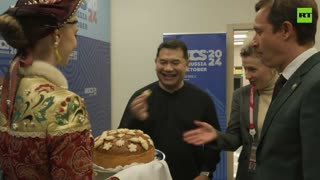 Can I take the whole cake? – Malaysia’s minister enjoys Russian traditional food at BRICS