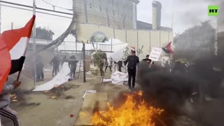 Iraqi protesters BURN US embassy replica