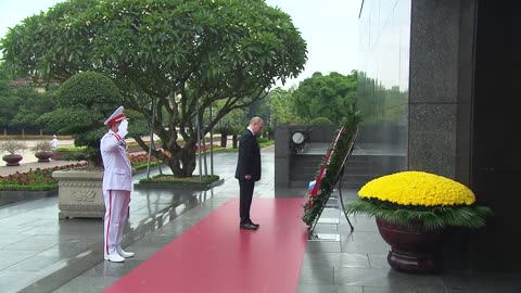 Putin lays flowers at Ho Chi Minh Mausoleum