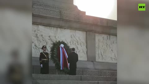 Medvedev lays wreath at Monument to the People's Heroes in Beijing