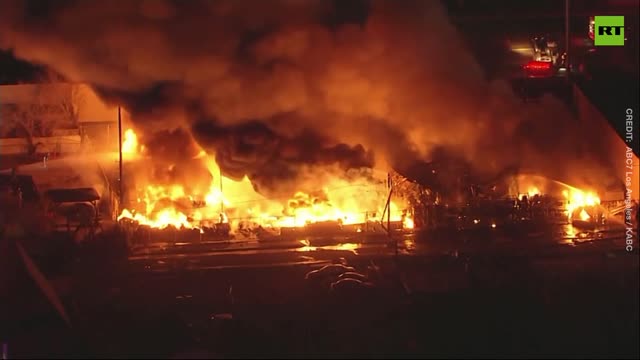 Huge BLAZE engulfs San Bernardino's commercial lot