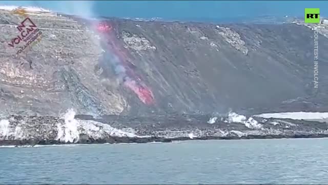 Lava from Cumbre Vieja volcano flows towards beach