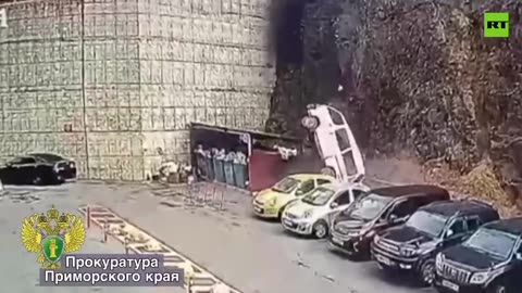 DISTURBING: Car falls from 12-meter height in Vladivostok