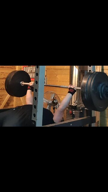 Last set of 5x4 97.5 Kgs Paused Bench Press.