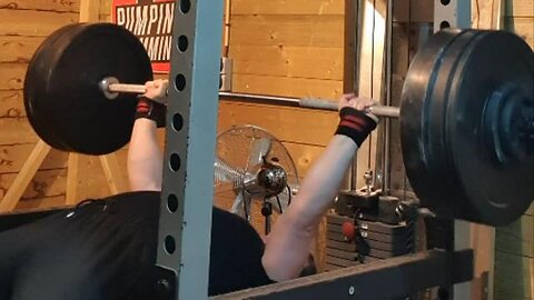 Last set of 5x4 97.5 Kgs Paused Bench Press.