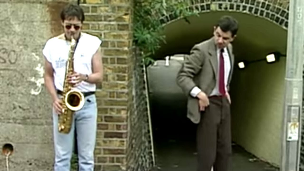 Mr Bean thinks of a genius way to help a saxophone player some cash