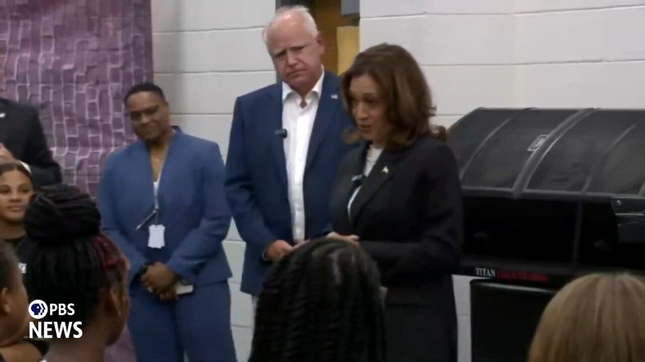 Kamala Harris Goes Full Kindergarten Teacher Mode Explaining "Teamwork" To A Group Of High Schoolers