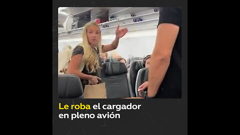 Hombre enfrenta a una pasajera por robarle su cargador en el avión