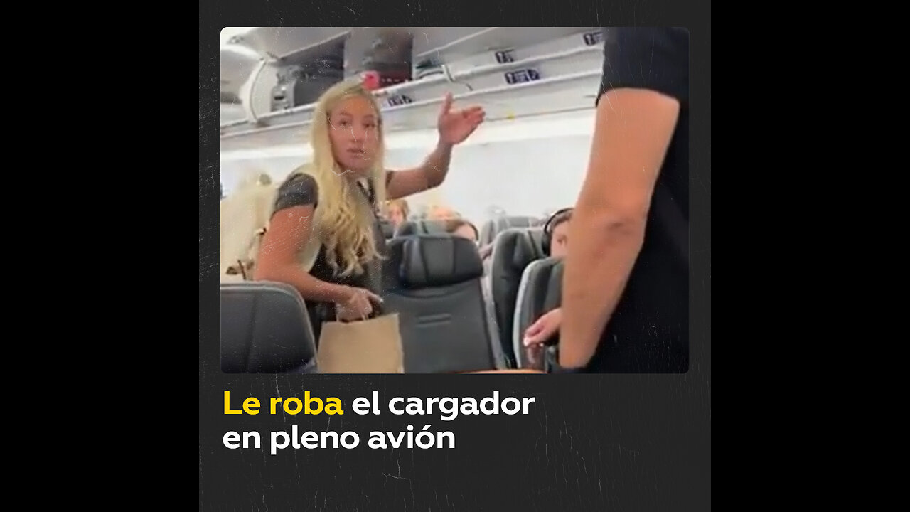 Hombre enfrenta a una pasajera por robarle su cargador en el avión