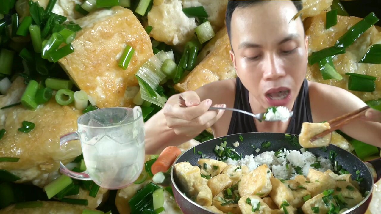 Fried tofu marinated with green onions is very delicious