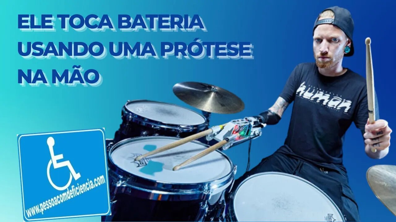 Ele toca bateria usando uma prótese na mão.