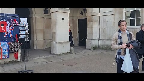 Tourist runs out of the arches Hides around the corner from the kings guard #thekingsguard 😆 🤣 🤣