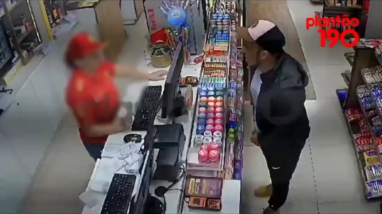 Homem armado aterroriza funcionários de um posto de combustíveis