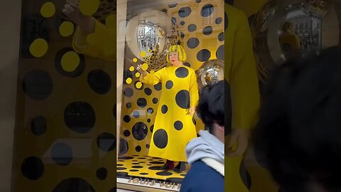 Creepy Window Display - Louis Vuitton Paris 🇫🇷