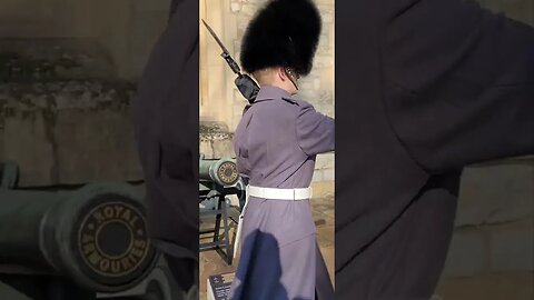 The kings guard foot shuffle #toweroflondon