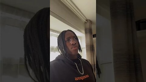 How it be complimenting a girl fr 😭