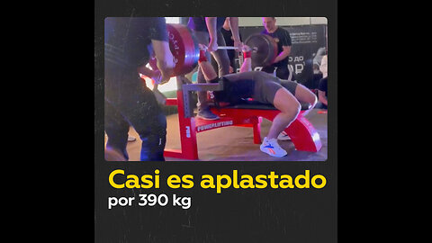 Un atleta casi es aplastado por una barra de 390 kg en Rusia