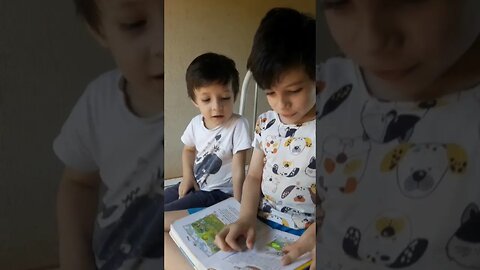 Natan e Davi lendo a Bíblia dos meninos