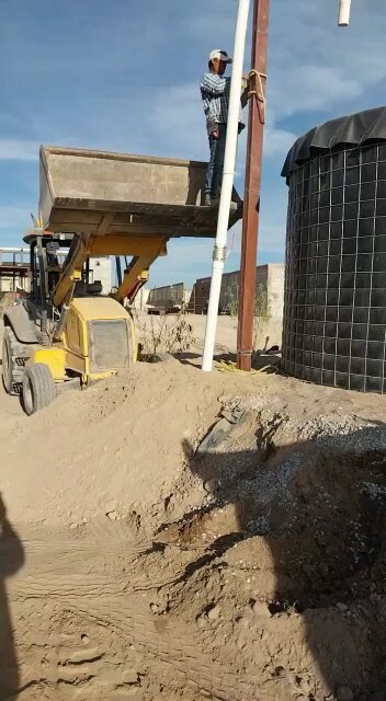 Instalando el sistema de riego para los árboles