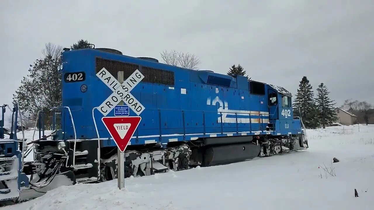 10F Degrees With Snow Falling On A Friday Morning, It's Cold!! #trainvideo #trains | Jason Asselin