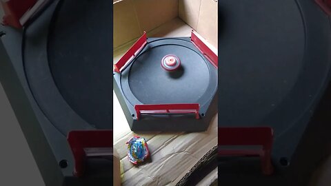 batalha de beyblade (rapido demais)