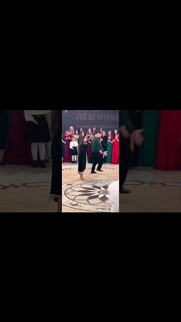 Парень и девушка очень мощно танцуют на свадьбе. Лезгинка - 2023.