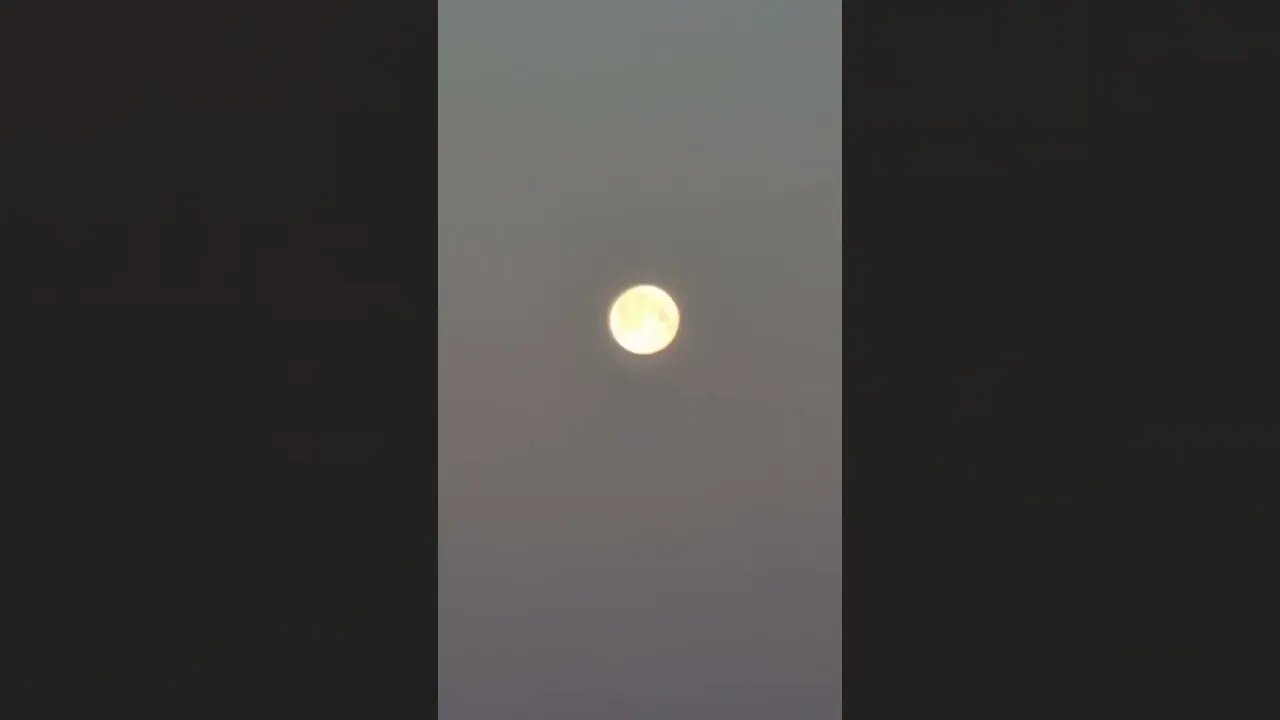 Presunto globo en los cielos de Londres UK pero se confirma de que realmente es la Luna