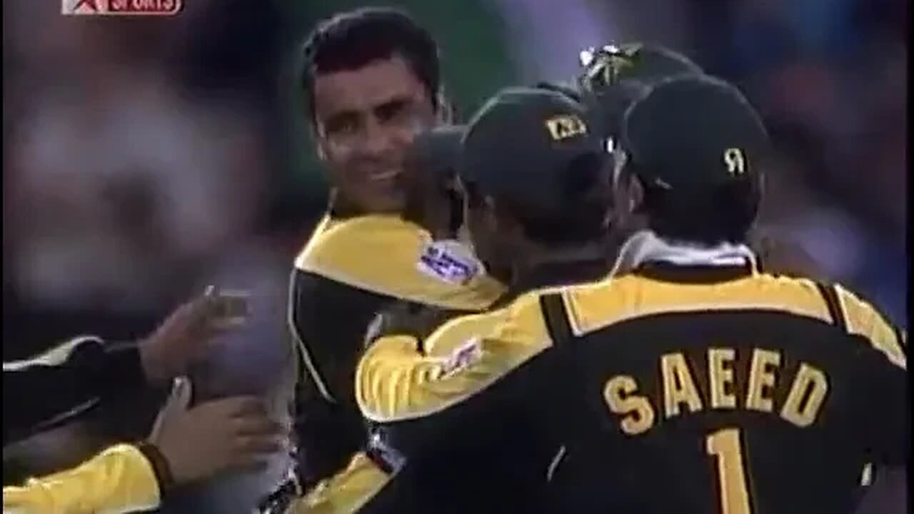 Waqar Younis 6 wickets vs Australia at Trent Bridge 2001