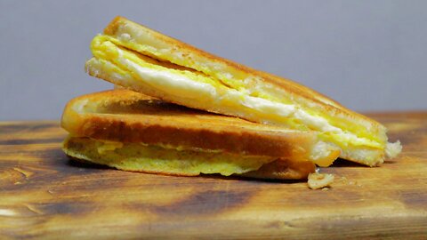 Make yourself a double toast for a delicious breakfast. What to cook for breakfast