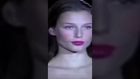 Stunning Bridget Hall Catwalk more on my channel #supermodel #catwalk #catwalkbeauty