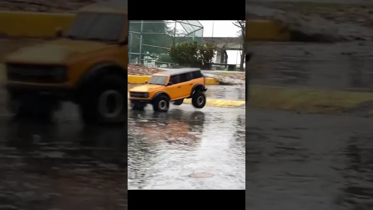 Traxxas Bronco Rain Fun #traxxas #trx4 #bronco #rccar #prolineracing #rain #car #jump