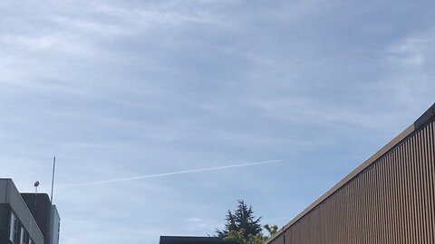 Lunch time sky and planes Wales 🏴󠁧󠁢󠁷󠁬󠁳󠁿 2