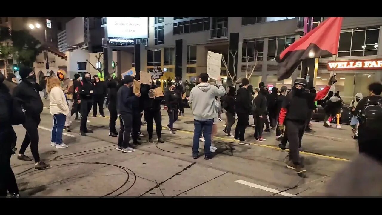 Antifa in Hollywood vandalizing Businesses over #tyrenichols