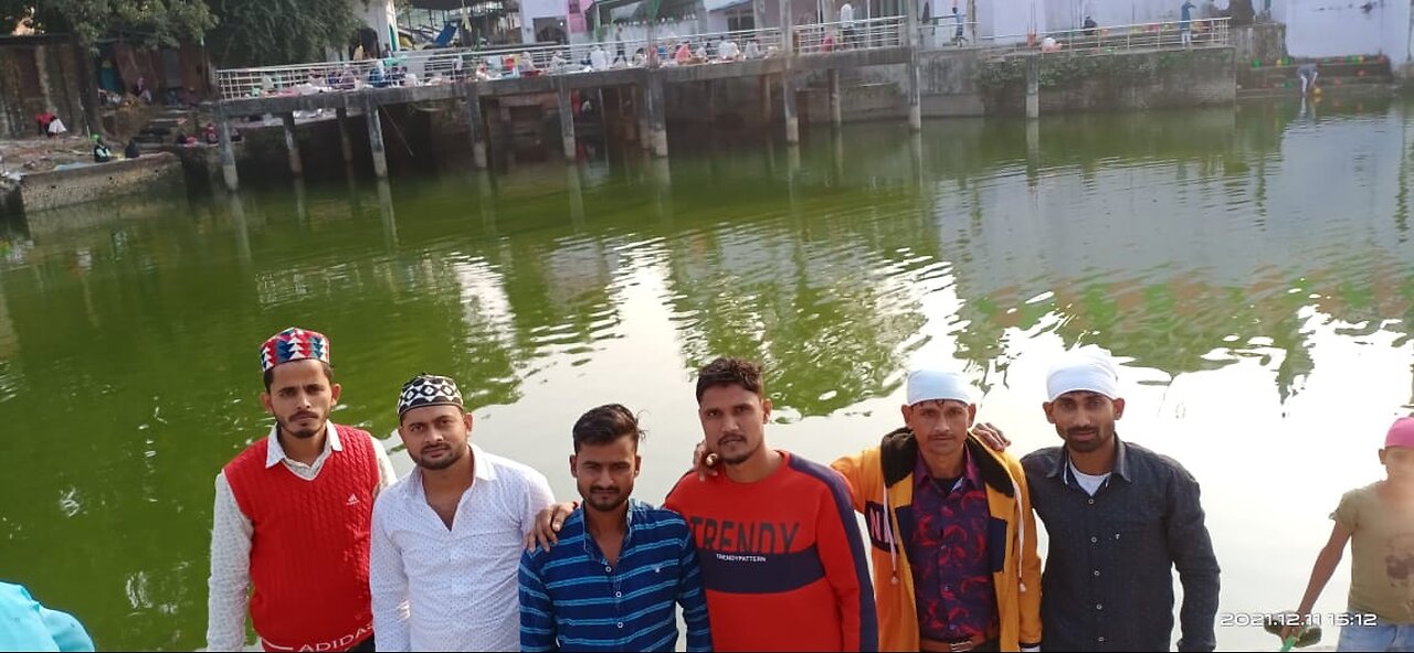 mera yar hans raha hai