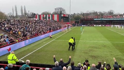 Torcedor invadindo o gramado pra comemorar igual uma minhoca