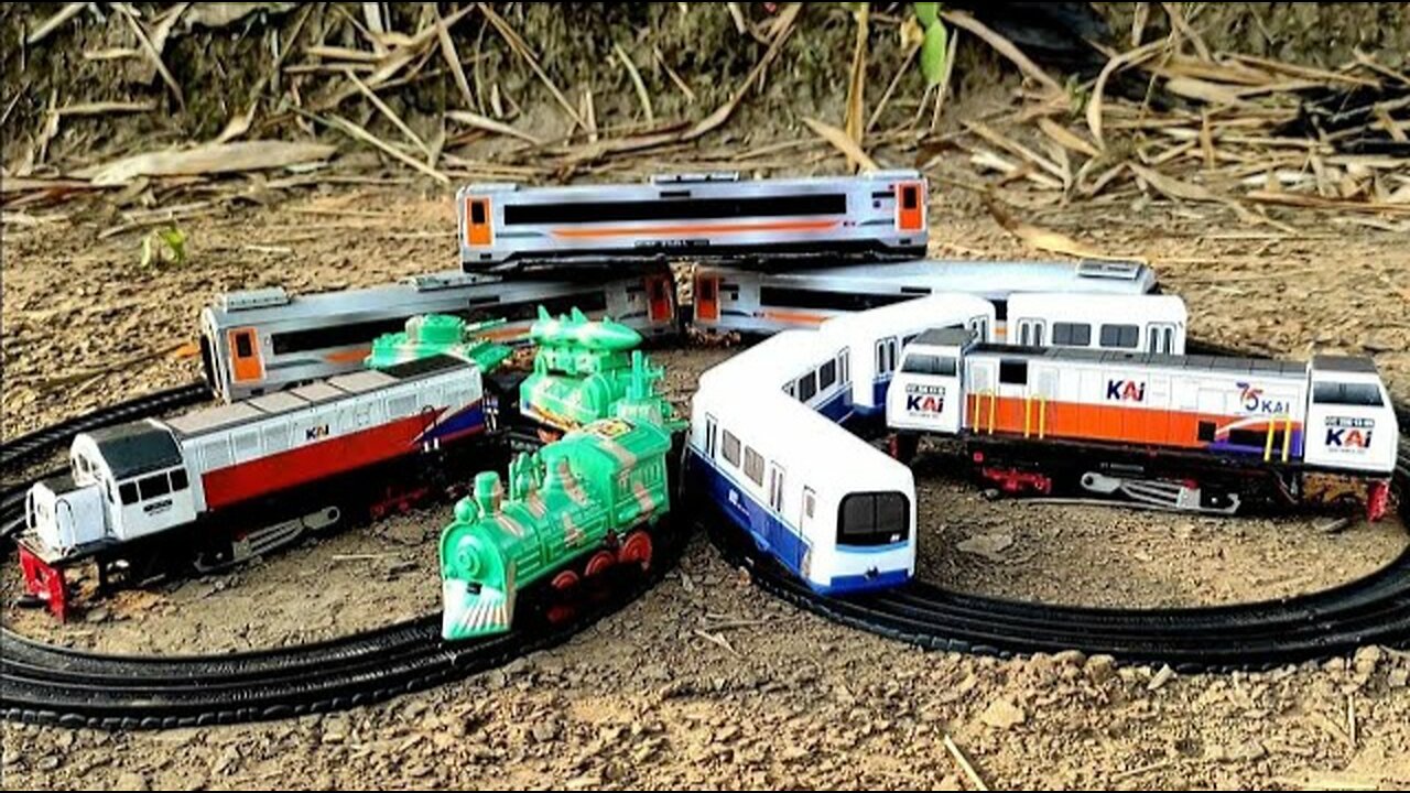 CC201 Train Drama Drops Off the Rails!! Assembling the Thomas Train and Express LRT Train