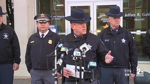 Man wanted in police shootings captured without firing a shot