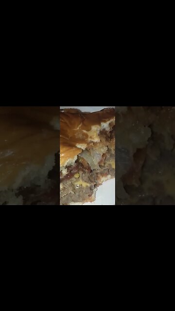 DQ cheeseburger & Wendy's spicy chicken nuggets comboin' like a pro🍔🐓🤑#shorts #cheeseburger #usa